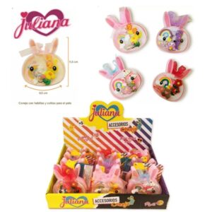 Juliana Conejo con accesorios