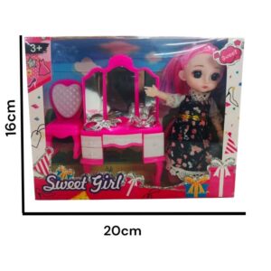 Muñeca con muebles y accesorios. 2389   Caja 20x 16cm