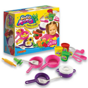 Kit de masa mi cocina.Contiene cacerola,olla,sartén,colador,espátula,cucharón,jeringa,herramientas,palo de amasar y 4 potes de masa