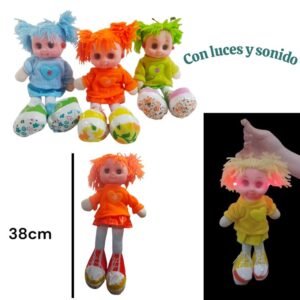 Muñeca de tela con corazón apretable 35cm. Tiene luz en los aritos y sonido