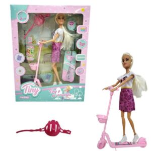 Muñeca tiny con monopatin y accesorios.