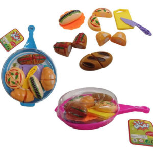 Sarten plastica con comida con abrojo y utensilios.