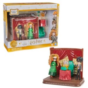 Harry Potter y  la prof. Sybill Trelawney con accesorios y escenario. Caja 23cm x 19cm